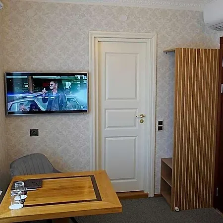 Raenduri Hotel *